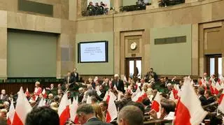 Posłowie na sali sejmowej