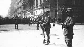 Posterunek wojskowy na rogu ulic Marszałkowskiej i Nowogrodzkiej