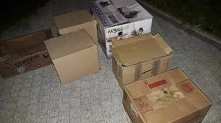 "Poupychane piętrowo w kartonowych pudłach" 
