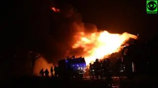 Pożar przez prawie 14 godzin gasiło 30 jednostek straży pożarnej