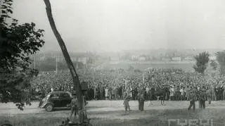 Poznaniacy zgromadzeni na stokach Cytadeli w czasie publicznej egzekucji Arthura Greisera