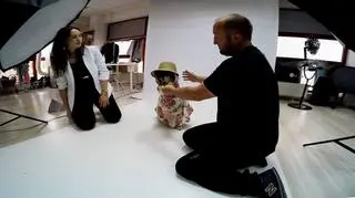 Praca ekipy i modelki na planie 