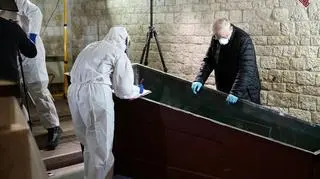 Prace nadzorował między innymi ks Zdzisław Sochacki, Proboszcz Katedry Wawelskiej