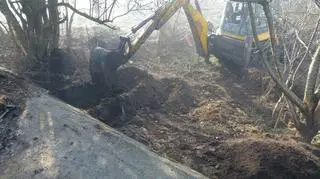 Prace przy odkopywaniu schronu