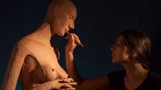 "Pracowałam na modelu w skali 1:1. Chciałam, żeby powierzchnia ciała również była bohaterem filmu, dlatego lalki ulepiłam z plasteliny" - mówi reżyserka