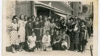 Pracownicy Domu Towarowego „Bon Marché” w Gdyni przed sklepem na ul. Mściwoja, czerwiec 1937 rok