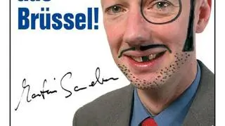 Prawa ręka Korwin-Mikkego w czasie wtorkowych obrad. Martin Sonneborn na plakacie z kampanii do PE pod hasłem „Tak dla Europy, Nie za Europy!”. Z tym hasłem i m.in. tym plakatem dostał się do PE w wyborach w Niemczech.