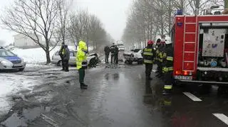 Prawdopodobnie renaultwpadło w poślizg i uderzyło w daewoo / Fot. policja Koszalin