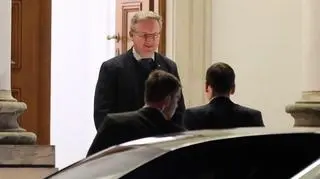 Premier Mateusz Morawiecki witany w Belwederze przez ministra Krzysztofa Szczerskiego