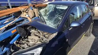 Pręty przebiły przednią szybę auta obok głowy kierowcy