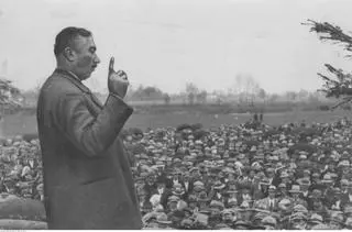 Prezes Stronnictwa Ludowego Wincenty Witos przemawia do zebranych (1933 r.)