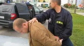 Prezesi zatrzymani zostali w chwili gdy próbowali wsiąść do samochodów. (mat. operac. CBA)