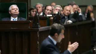 Prezydenci w Sejmie: na pierwszym planie Nicolas Sarkozy przemawia, na drugim Lech Kaczyński słucha (PAP/EPA)