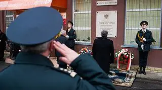 Prezydenci złożyli kwiaty pod tablicą upamietniającą prezydenta Lecha Kaczyńskiego