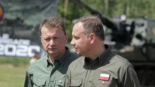 Prezydent Andrzej Duda i minister obrony narodowej Mariusz Błaszczak podczas wizyty w Orzyszu