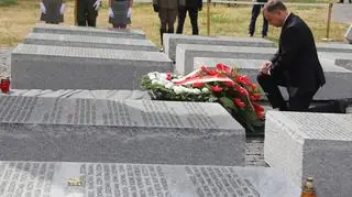  Prezydent Andrzej Duda składa wieniec przed pomnikiem Rzezi Wołyńskiej