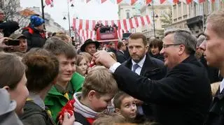 Prezydent Bronisław Komorowski wita się z uczestnikami Marszu "Razem dla Niepodległej"