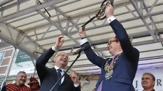 Prezydent Gdańska przekazuje klucz do bram miasta kupcom