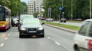Prezydent Komorowski w drodze na debatę