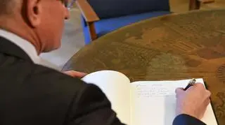 Prezydent Poznania jako pierwszy wpisał się do księgi kondolencyjnej
