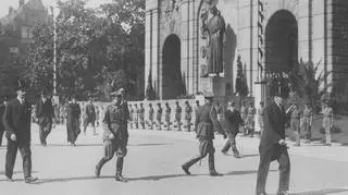 Prezydent RP Ignacy Mościcki przed pomnikiem w 1933r.