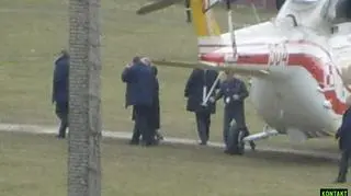 Prezydent wysiada ze śmigłowca...