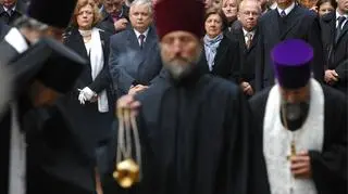 Prezydent z małżonką w rosyjskiej części cmentarza (PAP/Jacek Turczyk)