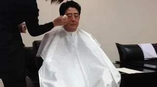 Prmier Japonii uchodzi za eleganta dbającego o wygląd i maniery