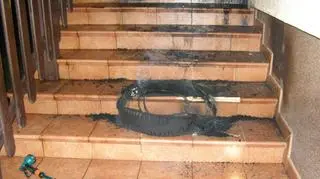 Próbowali gasić ogień wężem ogrodowym 