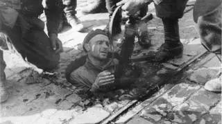 Próbujący uciekać ze Starego Miasta kanałami powstaniec, który dostał się w ręce Niemców. Przemieszczanie się kanałami było dla wielu traumatycznym przeżyciem ze względu na ciasnotę, ciemność, smród i ciągłe zagrożenie życia