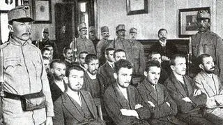 Proces. Od lewej w pierwszej ławie siedzą: Czabrinović, Grabeż, Princip, Ilić i inny ze spiskowców Miszko Jovanović