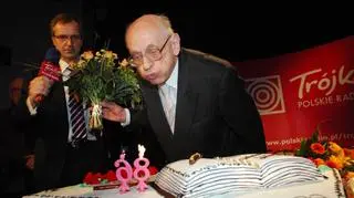 Prof. Bartoszewski i okazały tort (fot.PAP/Jacek Turczyk)