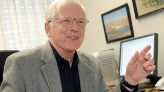 Profesor zur Hausen cieszy się z nagordy