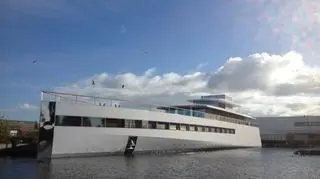 Projektant jachtu, Philippe Starck, pracował z holenderską stocznią Feadship