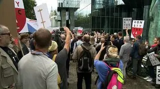 Protesters in front of the Supreme Court building