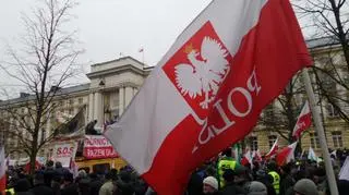 Protestujący mają ze sobą flagi 
