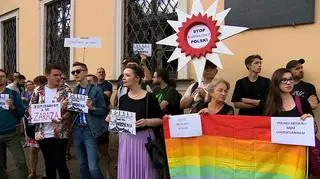 Protesty przed siedzibą krakowskiej kurii po słowach abpa Jędraszewskiego o "tęczowej zarazie"