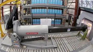 Prototyp działa produkcji BAE Systems wygrał pierwszą fazę programu. W tle widać masywne kondensatory niezbędne do strzelania. Stoją w kilku rzędach