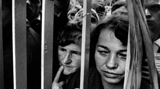 Przed bramą stoczni