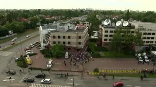 Przed budynkiem TVN gromadzą się zwolennicy kandydatów