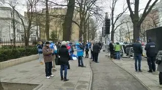 Przed gmachem Trybunału Konstytucyjnego zbierają się już ludzie