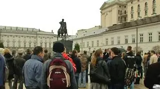 Przed pałacem prezydenckim