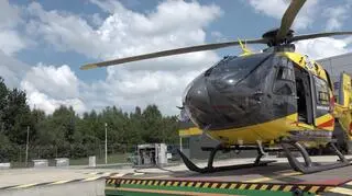 Przed startem. Śmigłowiec wyjeżdżą z hangaru na platformie