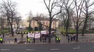 Przed Trybunałem pojawiła się grupka protestujących