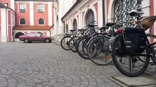 Przed urzędem w poniedziałek stały jedynie dwa samochody