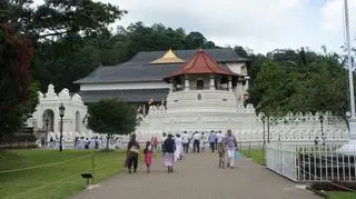 Przed wejściem do świątyni w Kandy