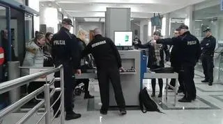 Przed wejściem na salę, wszyscy muszą przejść kontrolę