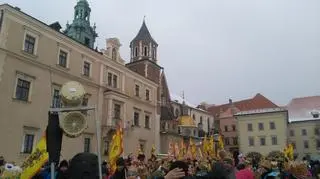 Przed wyruszeniem orszaków Trzech Króli na Wawelu zgromadziły się tłumy krakowian