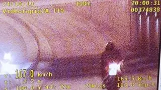 Przejazd motocyklisty nagrali policjanci 