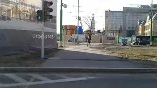 Przejście dla pieszych niedostępne dla niepełnosprawnych na wózkach